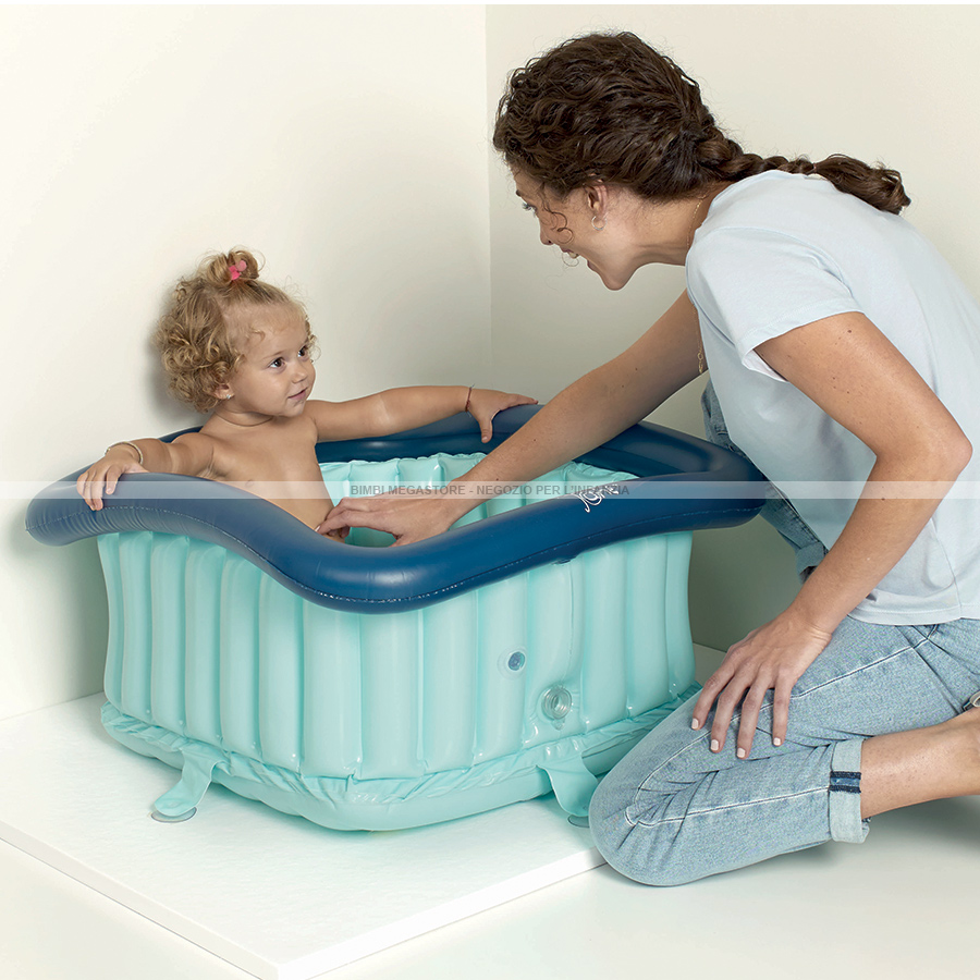 mamma asiatica doccia bambino per pulire lo sporco dare al bambino nel bagno  contenitore per la